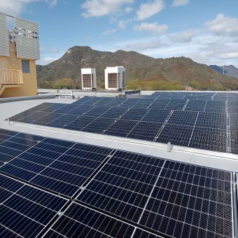 Trójkątny system montażu słonecznego na płaskim dachu o mocy 123,84 kW